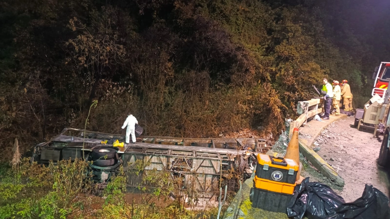 14 fallecidos y mas de 20 lesionados tras caída de un autobús por un barranco