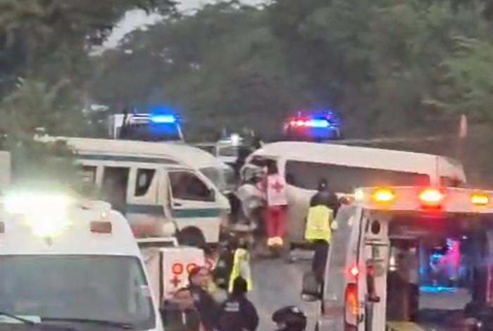 3 muertos y 14 lesionados tras choque frontal de combis, en Lázaro Cárdenas