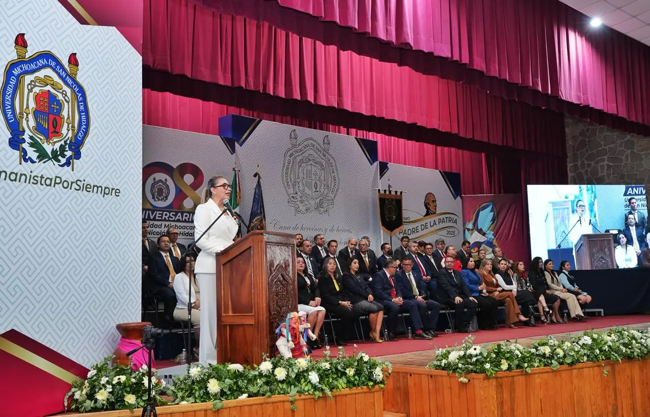481 estudiantes reciben el Premio Padre de la Patria; representan el ejército de gran excelencia de la UMSNH, señala Yarabí Ávila