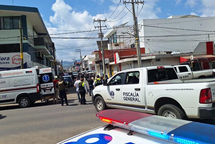 A balazos sujeto trata de evitar detención de su hijo; hay un oficial lesionado y tres detenidos