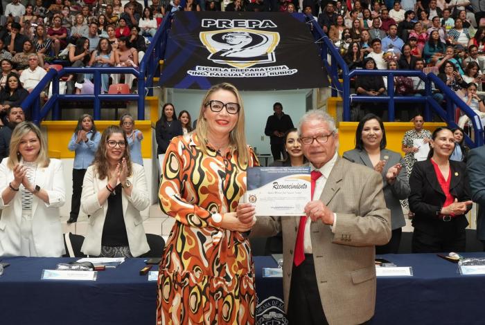 A construir proyectos y a trabajar en equipo, insta Yarabí Ávila a egresados de Bachillerato