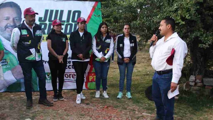 A ras de tierra y a paso firme, Julio Arreola, se perfila como el favorito a votar el dos de junio