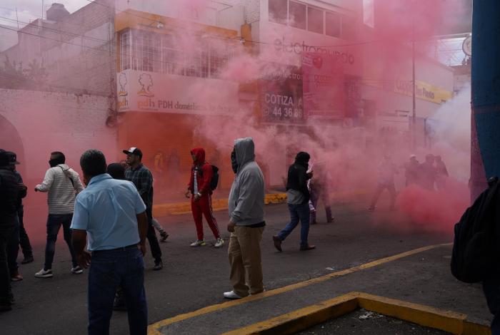 A resorterazos y pedradas se desata zacapela entre maestros y policías, en Tres Puentes