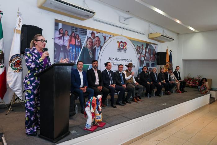 A sumar a más jóvenes en la construcción de una ciudadanía en paz, convoca Yarabí Ávila a estudiantes uruapenses