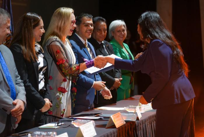 A trabajar por el bienestar colectivo, llama Yarabí Ávila a egresados de la licenciatura en salud pública