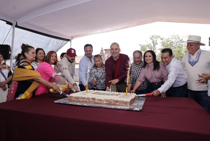 A un año de su apertura, mercado de Pátzcuaro es pilar turístico y comercial de la región: Bedolla