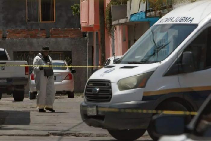 A unos metros de la alcaldía de Uruapan, balean y as3s1nan a un hombre