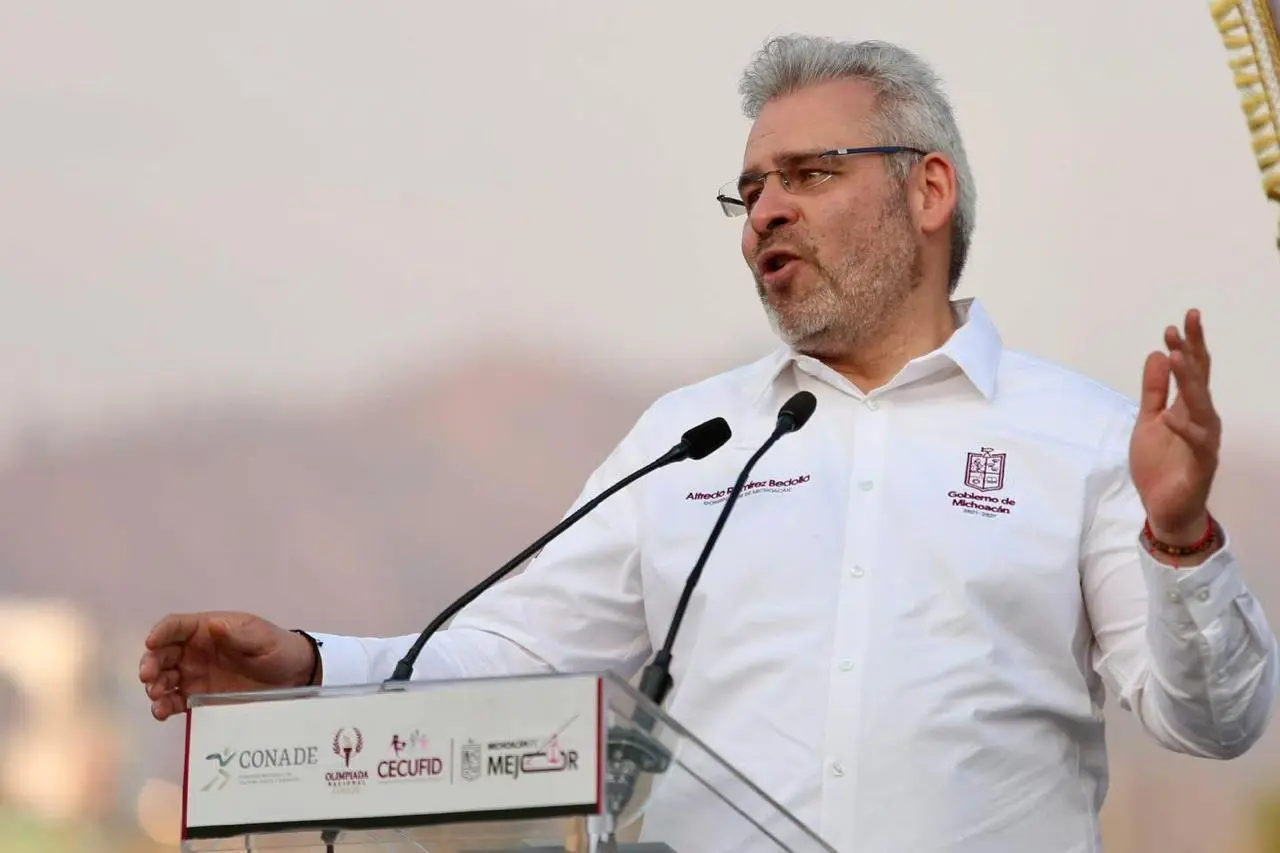 Abandera Bedolla a deportistas michoacanos rumbo a Olimpiada Nacional 2025