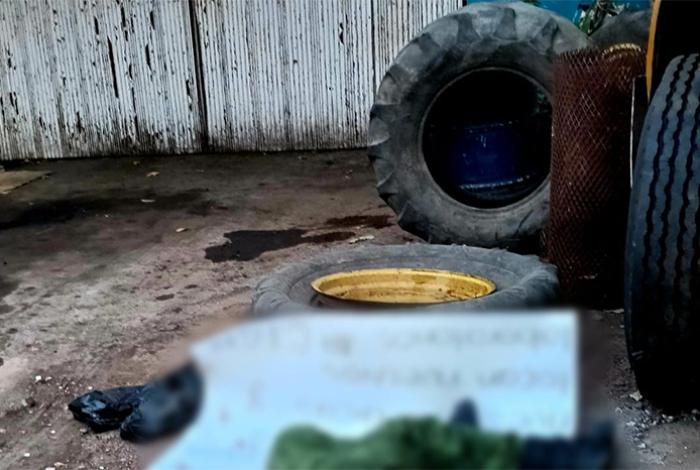 Abandonan cadáver decapitado en Apatzingán y le dejan un narcomensaje