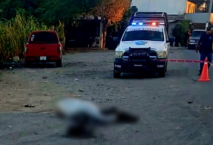  Abandonan cadáver emplayado y decapitado en Coahuayana