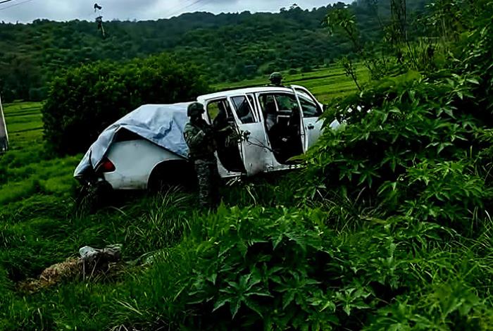 Abandonan camioneta con armas, droga y equipo táctico en Erongarícuaro