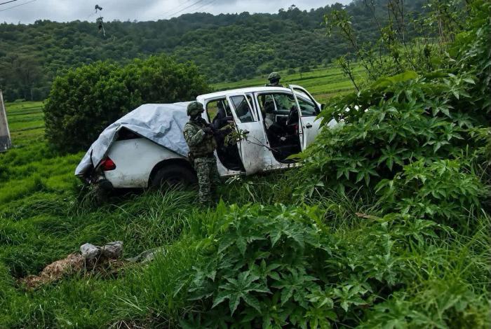 Abandonan camioneta con arsenal de alto poder en Erongarícuaro