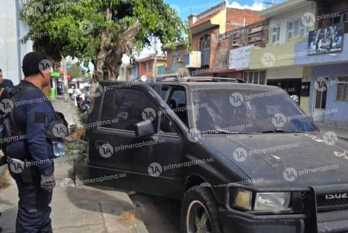 Abandonan camioneta con impactos de bala en Zamora