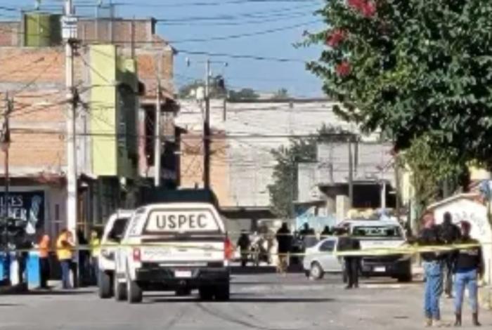 Abandonan cu3rpo en plaza principal de Téjaro