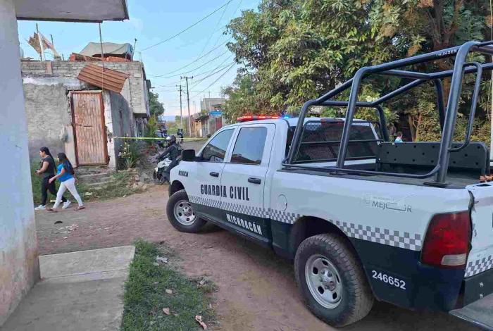 Abandonan ejecutado con narcomensaje en Valle Dorado de Uruapan