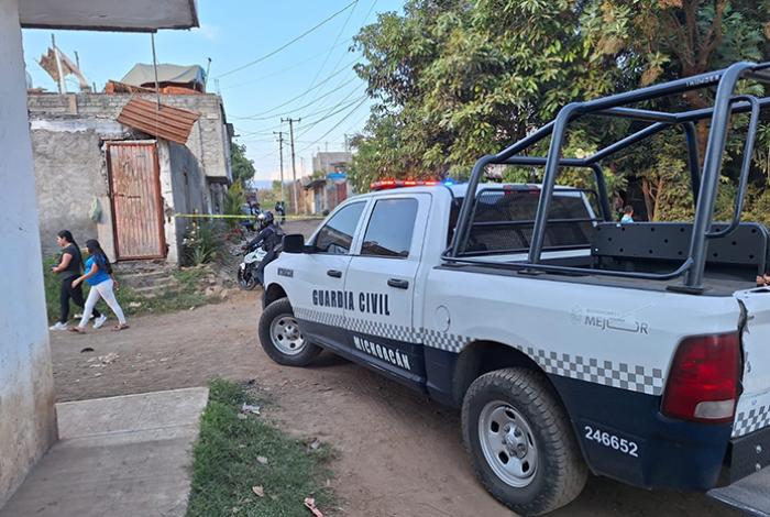 Abandonan ejecutado con narcomensaje en Valle Dorado de Uruapan