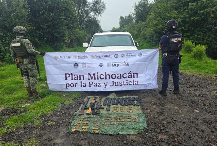 Abandonan Jeep con fusiles, cargadores y cartuchos en Salvador Escalante