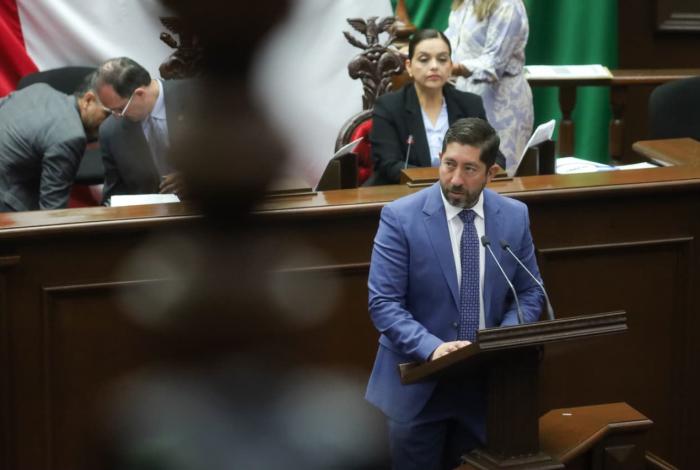 Abraham Espinoza presenta iniciativa pro adopción para mayores de edad en Michoacán
