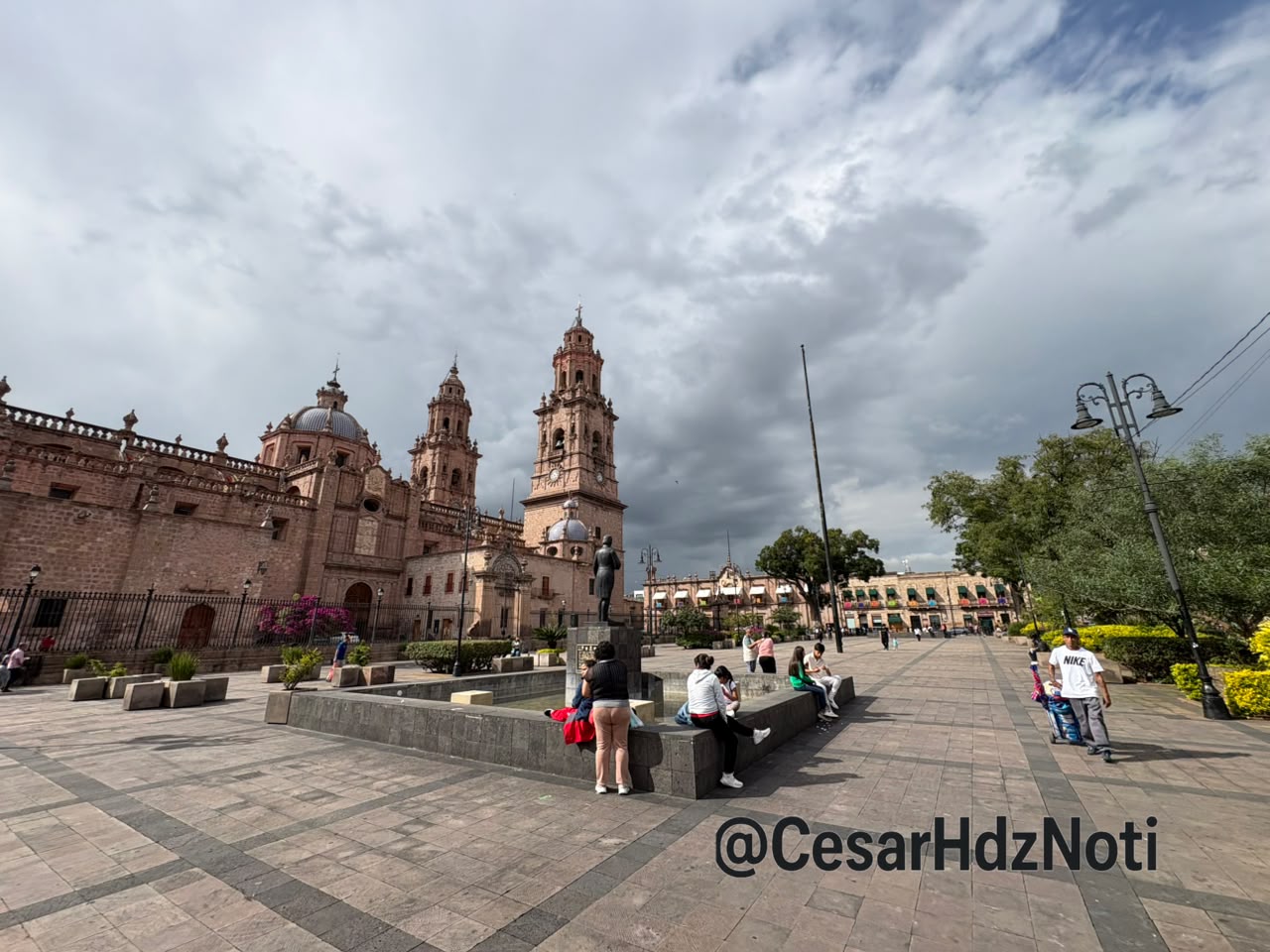 Abren parcialmente la Plaza Melchor Ocampo de Morelia, tras retiro de vallas