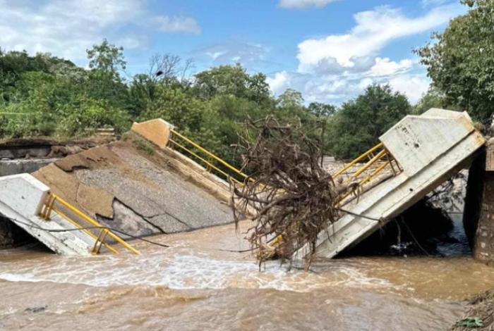 Abrirán camino de desvío provisional ante colapso de puente en Tiquicheo