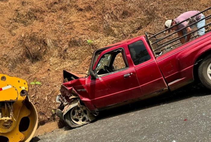 Accidente carretero entre una combi y una camioneta deja varios lesionados