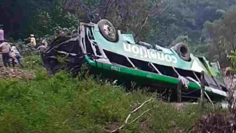 Accidente de un autobús deja 8 muertos y 19 heridos, en Zontecomatlán, Veracruz