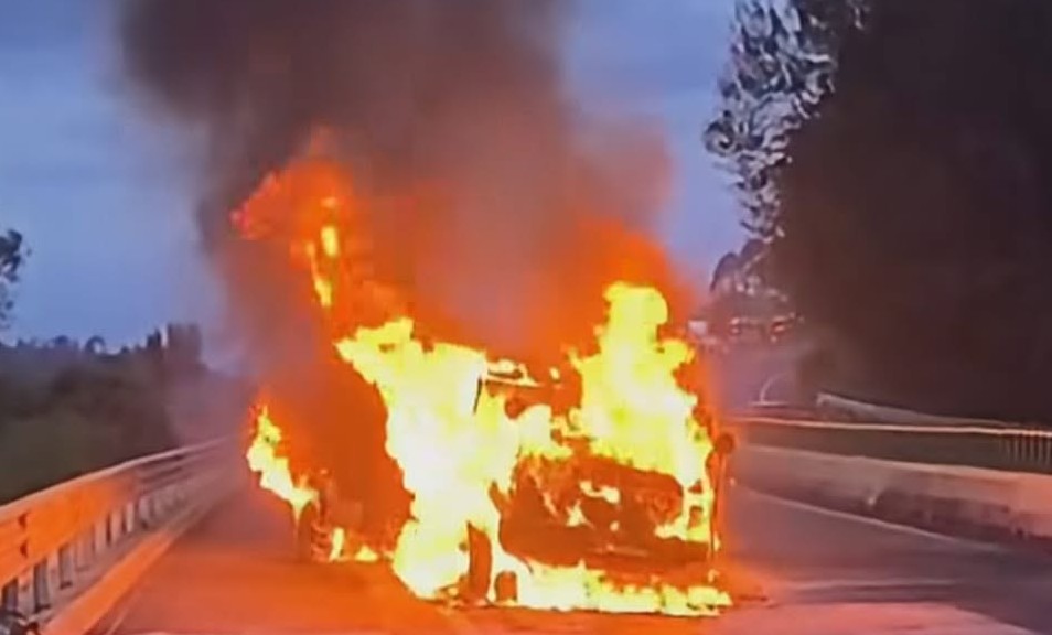 Accidente e incendio de camioneta de valores en la Siglo XXI