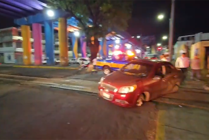 Accidente en Tres Puentes: Tren embiste a vehículo en la avenida Madero