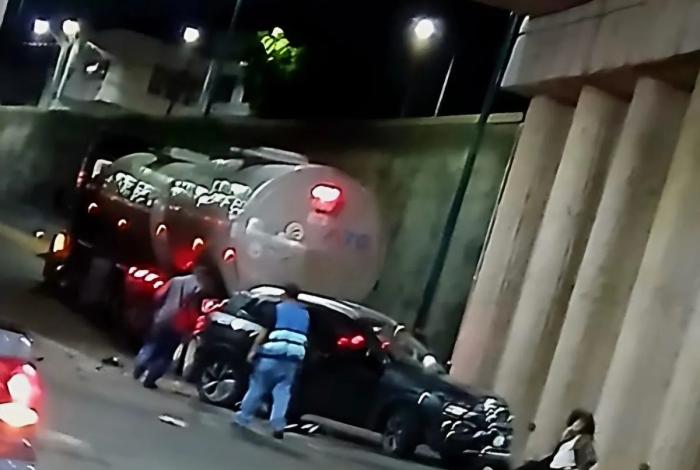 Accidente en túnel del distribuidor vial de salida a salamanca en Morelia, deja una mujer herida