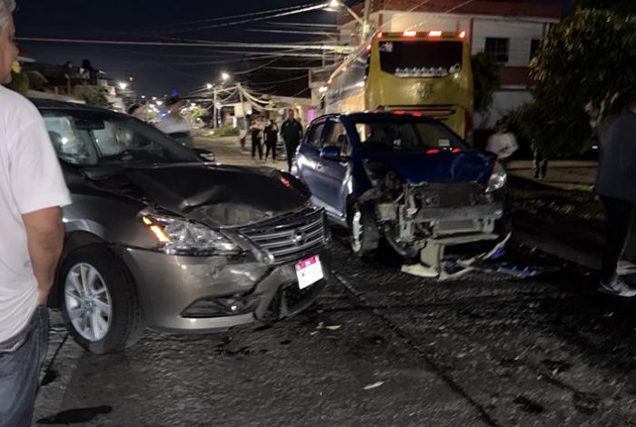 Accidente en Uruapan: Autobús sin frenos choca contra autos y un poste