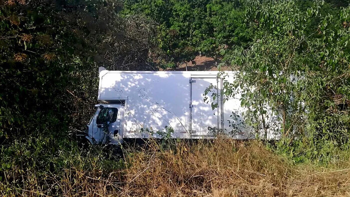 Accidente: Torton se sale del camino en la autopista Siglo XXI