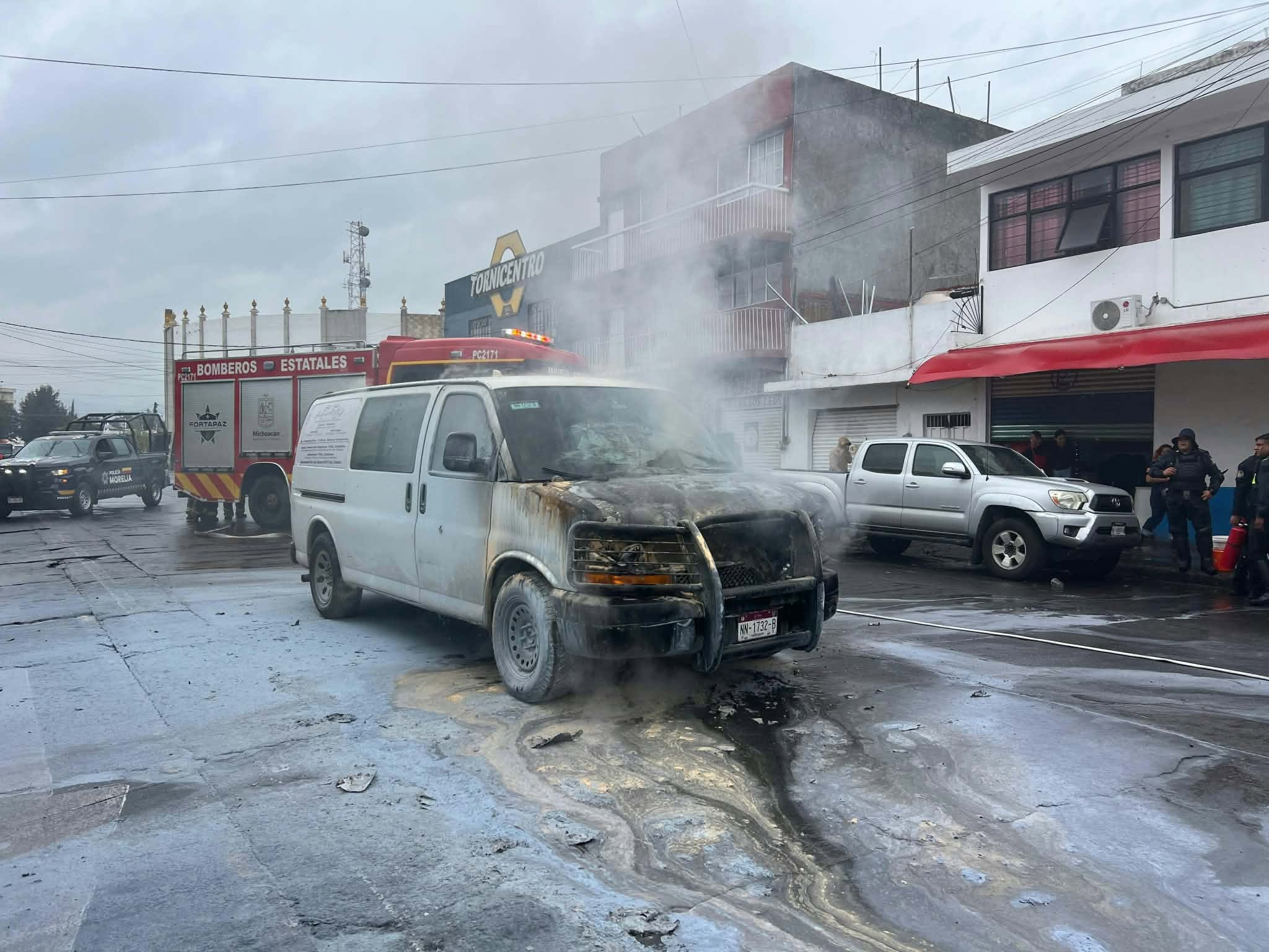Accidente vehicular, choque y operativo contra palenque clandestino marcan Michoacán