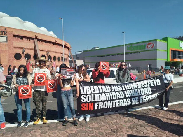  Activistas se Reúnen en el Palacio del Arte en Protesta contra la Tauromaquia