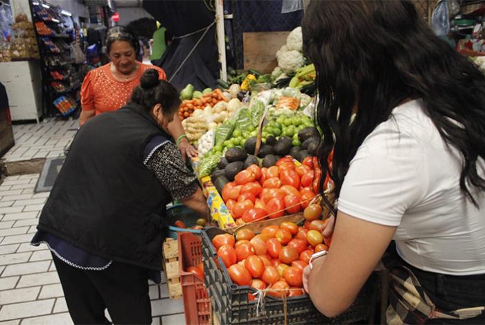 Acuerda Claudia Sheinbaum con empresarios mantener la canasta básica en 910 pesos