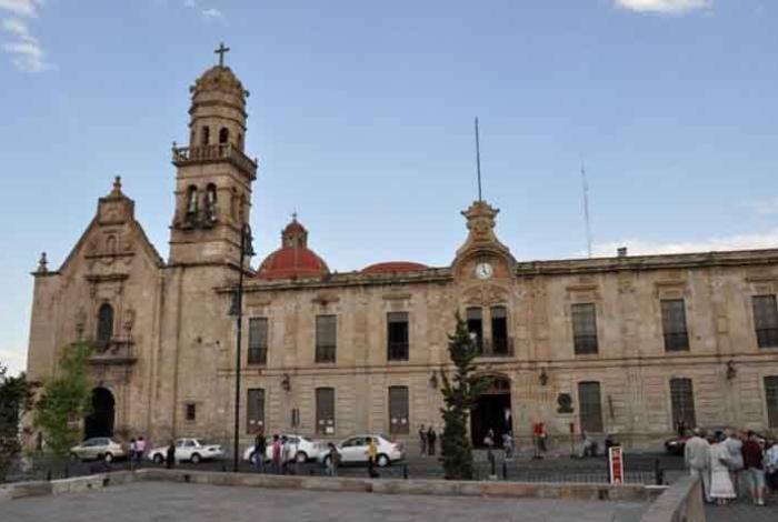 Acusan desacato a suspensión provisional que restituyó al director de Derecho de la UMSNH