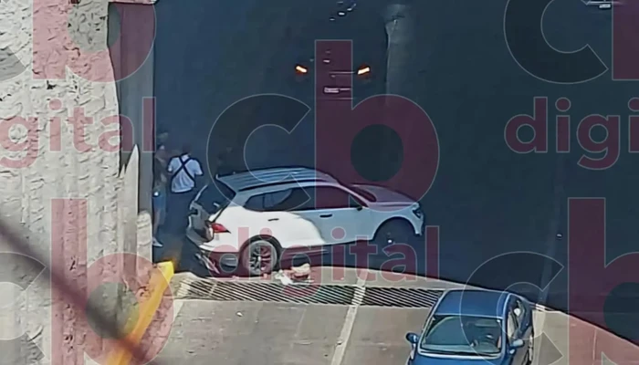 Adolescente choca camioneta en el túnel de salida Charo