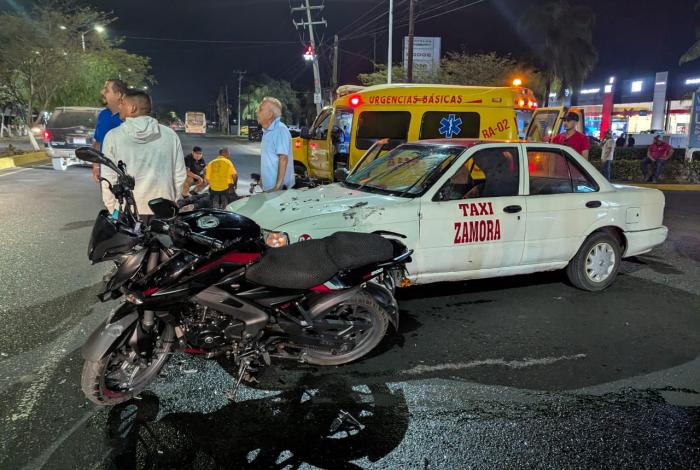 Adolescente lesionado tras ser chocada su moto por un taxi, en Zamora