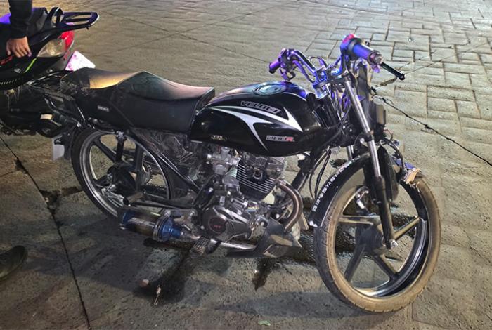 Adolescente resulta herida tras chocar en su moto contra glorieta en Zamora