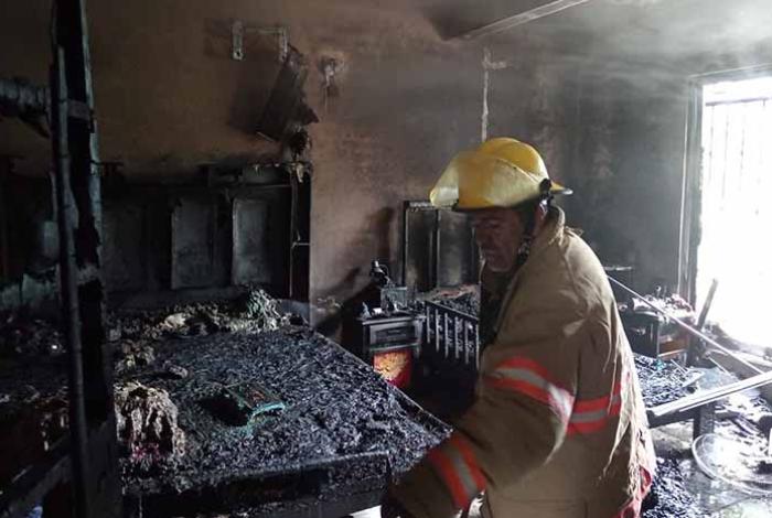 Adolescentes se intoxican con el humo al incendiarse su casa, en Huetamo