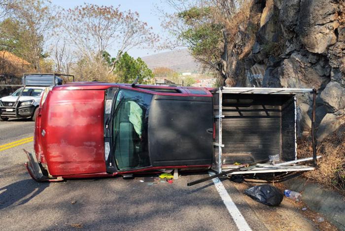 Adolescentes vuelcan en curva del Libramiento Sur de Zamora