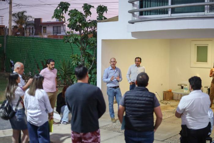 Adolfo Torres informa y atiende a vecinos de Las Cruces ante transición en servicios de agua