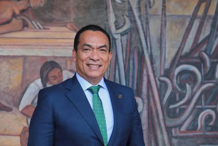 Adrián López Solís es designado notario público en Michoacán