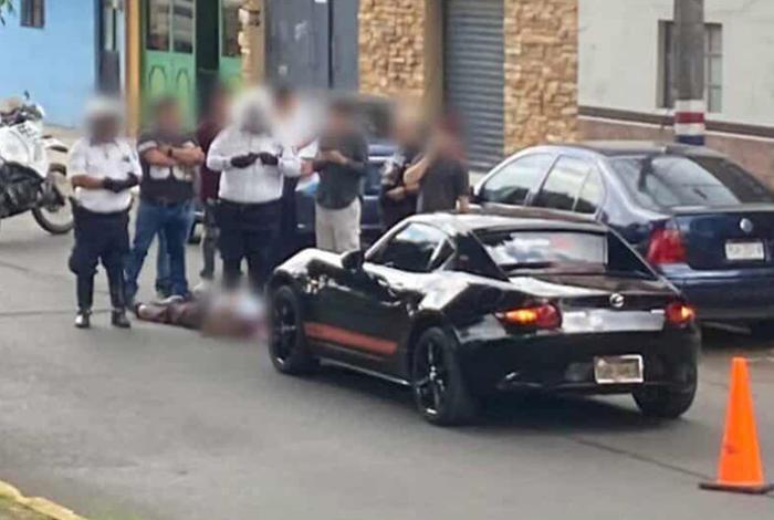 Adulto mayor es impactado por un auto en la Av. Héroes de Nocupétaro, en Morelia