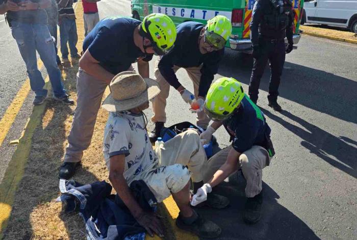 Adulto mayor resulta con algunos raspones tras ser arrollado por un tráiler