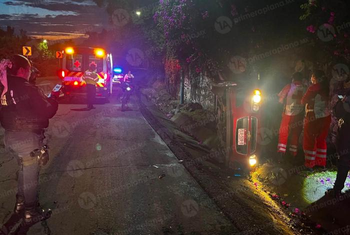 Adultos mayores vuelcan y se lesi0nan en Periférico de Morelia