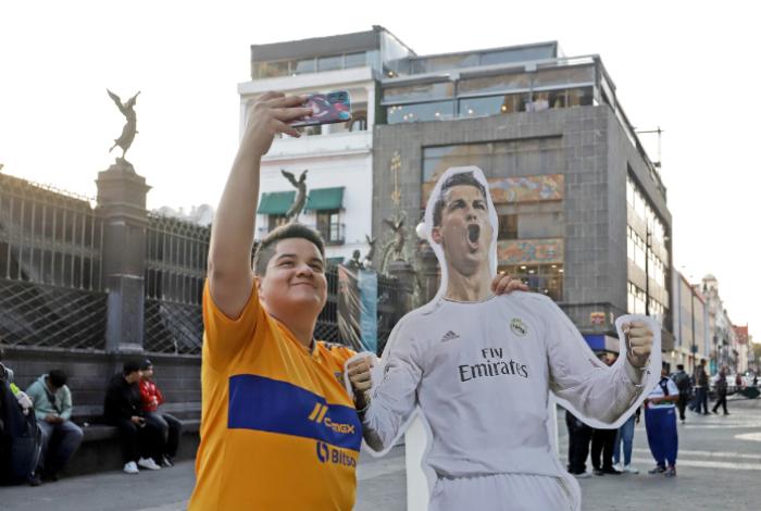 Aficionados poblanos festejan cumpleaños de Cristiano Ronaldo con un 'Siuuu' colectivo