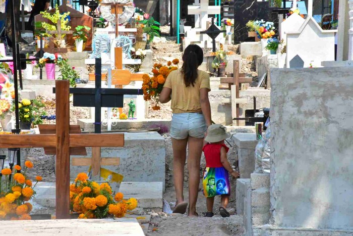 Afluencia Regular en Panteones durante el Primer Día de Muertos