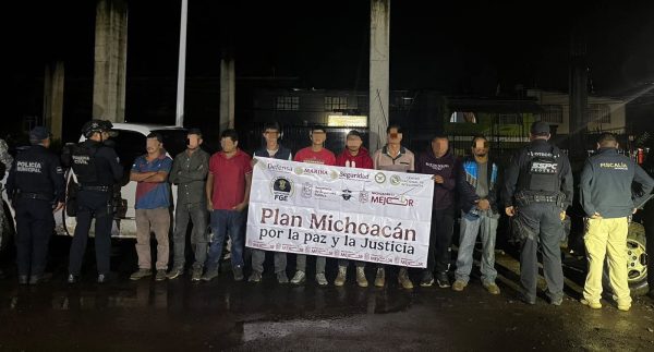 Agarran a nueve hombres robando huerta de aguacate, en Uruapan