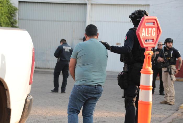 Agarran a Saúl con meta y enfriador para arma, en Morelia