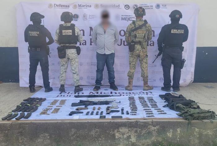 Agarran al hijo del Abuelo Farías en Tepalcatepec cuando hacía labores de halconeo